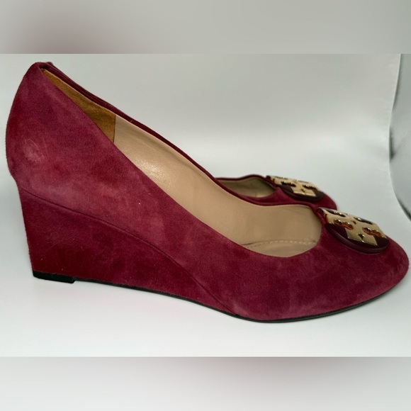 TORY BURCH LUNA EMBELLISHED SUEDE MEDALLION WEDGE HEEL PUMPS SZ 7M - Picture 11 of 15